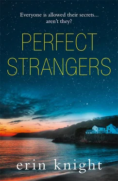 Erin Knight Perfect Strangers: an unputdownable read full of gripping secrets and twists обложка книги