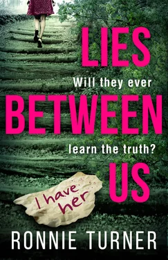 Ronnie Turner Lies Between Us: a tense psychological thriller with a twist you won’t see coming обложка книги