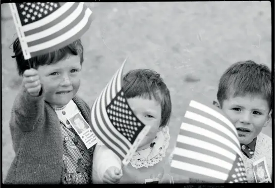 Badge of honour three small children cheer JFK during his Irish visit - фото 7