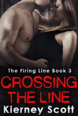 Kierney Scott Crossing The Line: A gripping romantic thriller обложка книги