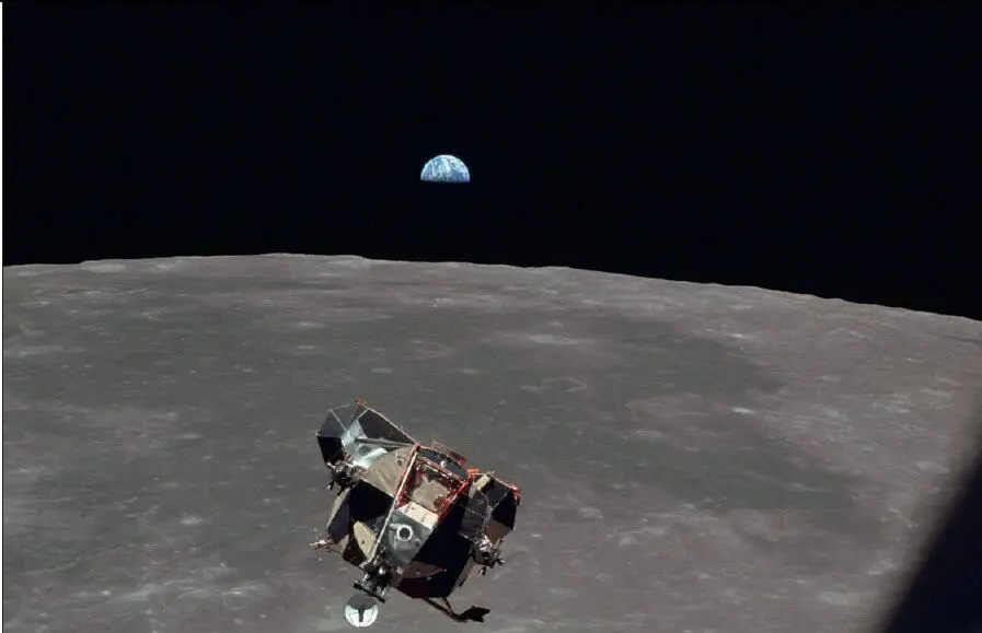 The Lunar Module ascends from the Moon with Earth just above the horizon Men - фото 6