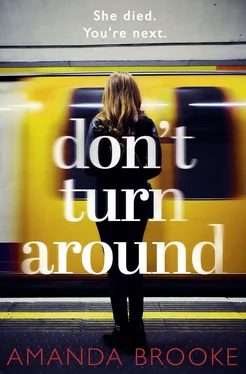 Amanda Brooke Don’t Turn Around: A heart-stopping gripping domestic suspense обложка книги