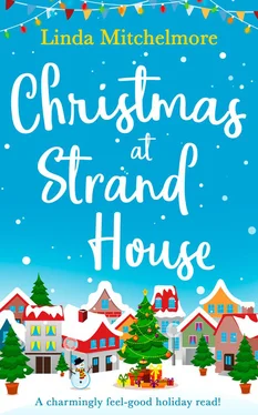 Linda Mitchelmore Christmas at Strand House: A gorgeously uplifting festive romance! обложка книги