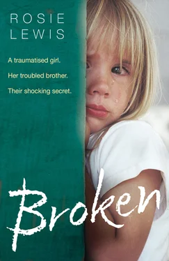 Rosie Lewis Broken: A traumatised girl. Her troubled brother. Their shocking secret. обложка книги