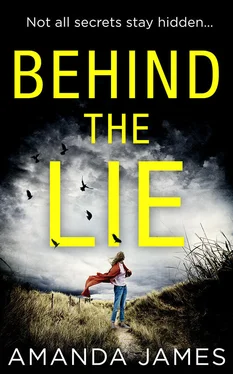 Amanda James Behind the Lie: A nail-biting psychological suspense for 2018 обложка книги