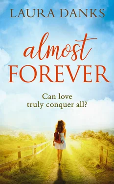 Laura Danks Almost Forever: An emotional debut perfect for fans of Jojo Moyes обложка книги