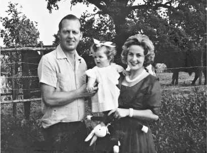Isabella with her mother and father at the gardeners cottage In the - фото 13