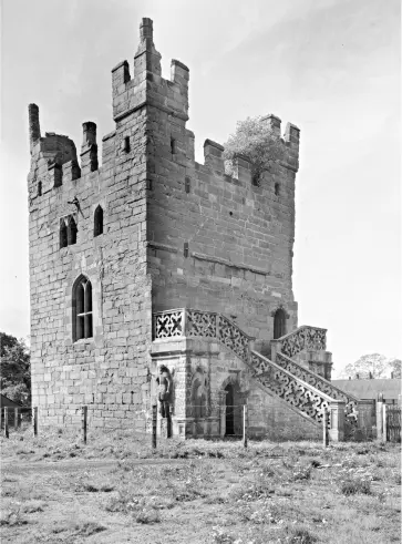 The medieval castle in the grounds of Doddington Park where Issie spent much - фото 14