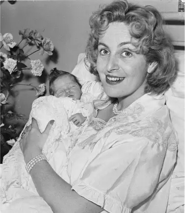 Newborn Isabella at the London clinic with her mother who has had her makeup - фото 12