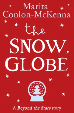 P.J. Lynch The Snow Globe: Beyond the Stars обложка книги