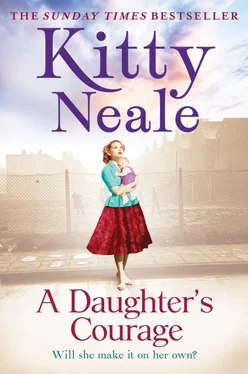Kitty Neale A Daughter’s Courage: A powerful, gritty new saga from the Sunday Times bestseller обложка книги