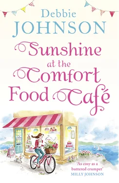 Debbie Johnson Sunshine at the Comfort Food Cafe: The most heartwarming and feel good novel of 2018! обложка книги