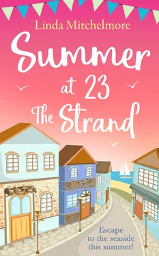 Linda Mitchelmore Summer at 23 the Strand: A gorgeously feel-good holiday read! обложка книги