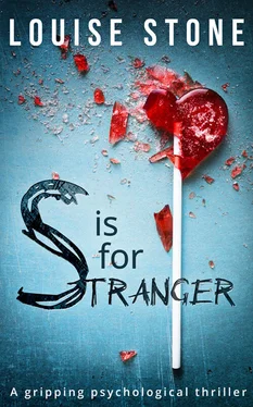 Louise Stone S is for Stranger: the gripping psychological thriller you don’t want to miss! обложка книги