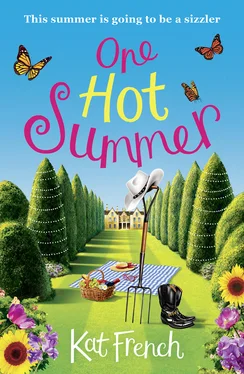 Kat French One Hot Summer: A heartwarming summer read from the author of One Day in December обложка книги