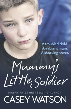 Casey Watson Mummy’s Little Soldier: A troubled child. An absent mum. A shocking secret. обложка книги