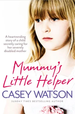 Casey Watson Mummy’s Little Helper: The heartrending true story of a young girl secretly caring for her severely disabled mother обложка книги