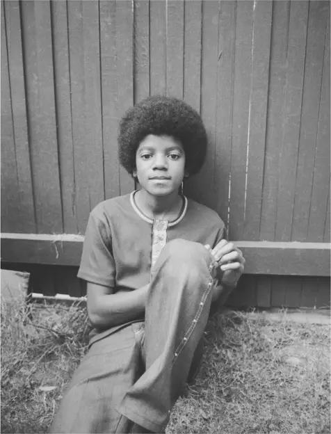 Michael poses with his younger sister Janet at the family home in the - фото 8