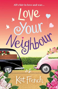 Kat French Love Your Neighbour: A laugh-out-loud love from the author of One Day in December обложка книги