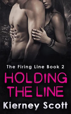 Kierney Scott Holding The Line: A romantic suspense that will get your pulse racing обложка книги