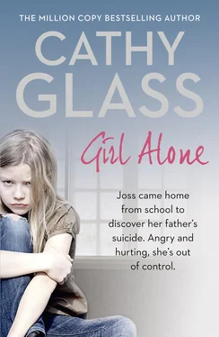 Cathy Glass Girl Alone: Joss came home from school to discover her father’s suicide. Angry and hurting, she’s out of control. обложка книги