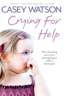 Casey Watson Crying for Help: The Shocking True Story of a Damaged Girl with a Dark Past обложка книги