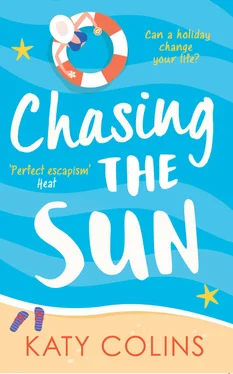 Katy Colins Chasing the Sun: The laugh-out-loud summer romance you need on your holiday! обложка книги