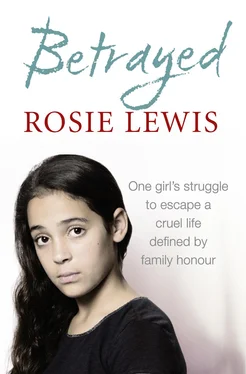 Rosie Lewis Betrayed: The heartbreaking true story of a struggle to escape a cruel life defined by family honour обложка книги