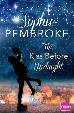 Sophie Pembroke The Kiss Before Midnight: A Christmas Romance обложка книги