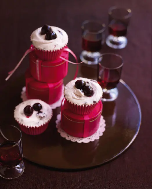 Sour Kirschsoaked cherries give these cupcakes a fruit flavour that is fresh - фото 6