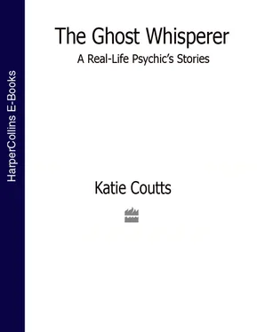 Katie Coutts The Ghost Whisperer: A Real-Life Psychic’s Stories обложка книги