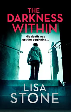 Lisa Stone The Darkness Within: A heart-pounding thriller that will leave you reeling обложка книги