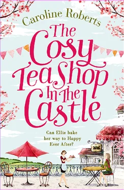 Caroline Roberts The Cosy Teashop in the Castle: The bestselling feel-good rom com of the year обложка книги
