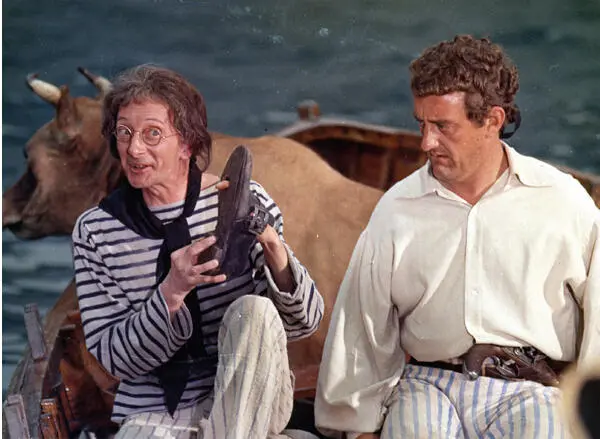 Bernard Cribbins right makes the first of three Carry On appearances Jack - фото 28