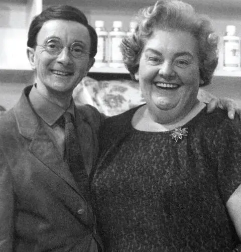Charles Hawtrey on set with his mother Sid Boggle and Bernie Lugg take their - фото 20
