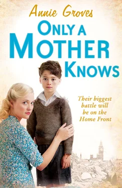Annie Groves Only a Mother Knows обложка книги