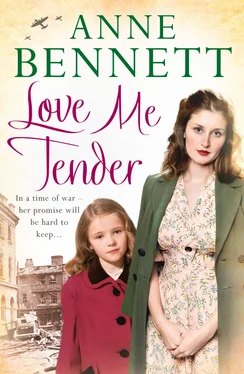 Anne Bennett Love Me Tender обложка книги