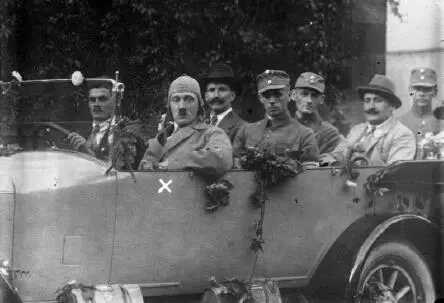 Hitler and his entourage c 1923 Bundesarchiv Bild 10200204 CCBYSA - фото 6
