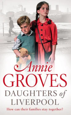 Annie Groves Daughters of Liverpool обложка книги