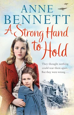 Anne Bennett A Strong Hand to Hold обложка книги