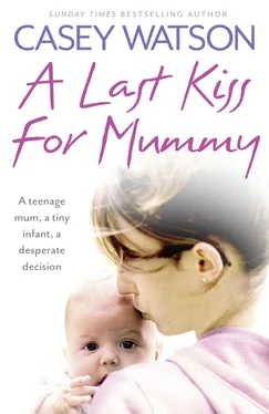Casey Watson A Last Kiss for Mummy: A teenage mum, a tiny infant, a desperate decision обложка книги