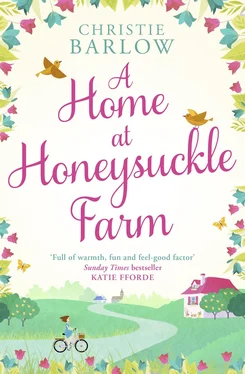 Christie Barlow A Home at Honeysuckle Farm: A gorgeous and heartwarming summer read обложка книги