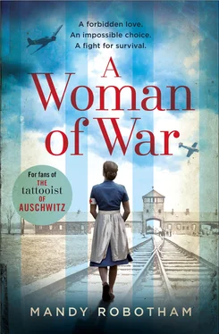 Mandy Robotham A Woman of War: A new voice in historical fiction for 2018, for fans of The Tattooist of Auschwitz обложка книги
