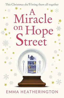 Emma Heatherington A Miracle on Hope Street: The most heartwarming Christmas romance of 2018! обложка книги