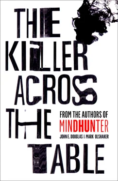 Mark Olshaker The Killer Across the Table: Unlocking the Secrets of Serial Killers and Predators with the FBI’s Original Mindhunter обложка книги
