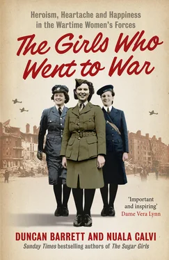 Duncan Barrett The Girls Who Went to War: Heroism, heartache and happiness in the wartime women’s forces обложка книги