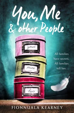 Fionnuala Kearney You, Me and Other People обложка книги