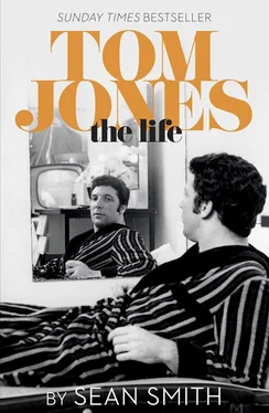 Sean Smith Tom Jones - The Life обложка книги