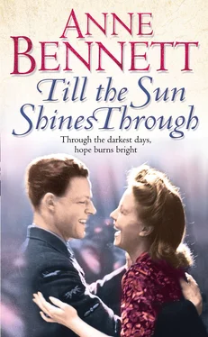 Anne Bennett Till the Sun Shines Through обложка книги