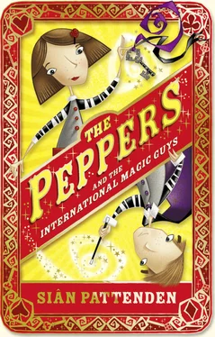 Sian Pattenden The Peppers and the International Magic Guys обложка книги